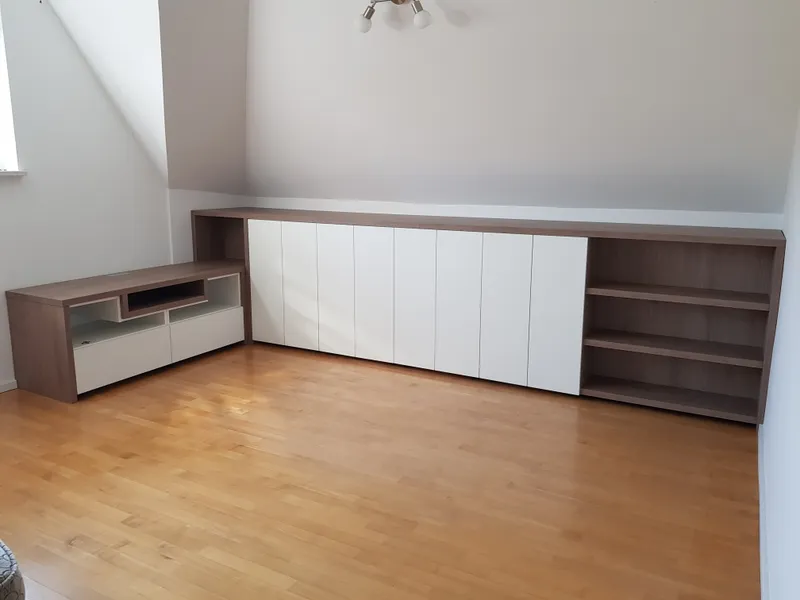 Mansardna omara po meri, prilagojena poševnini strehe