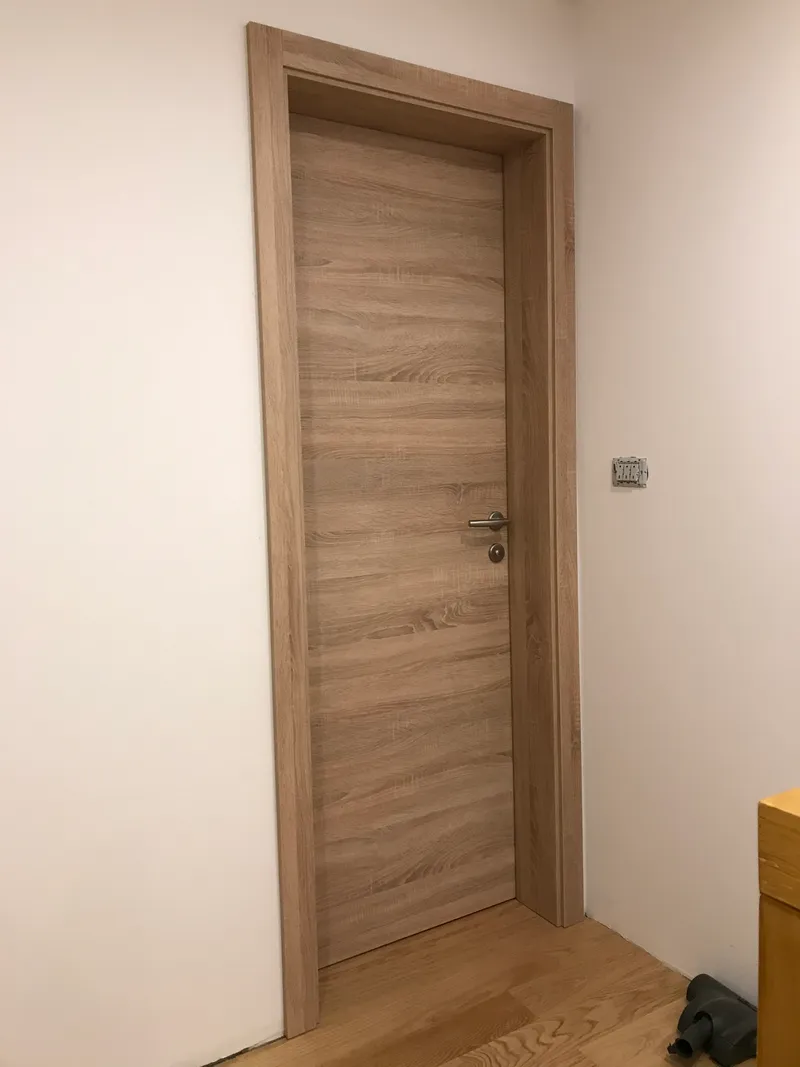 Notranja vrata iz hrastovega furnirja z minimalističnim okvirjem