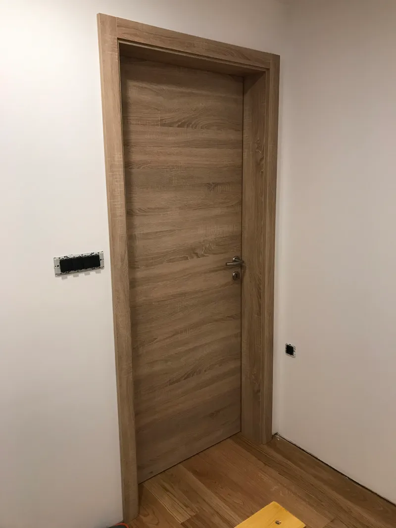 Bela notranja vrata z ravno površino v hodniku