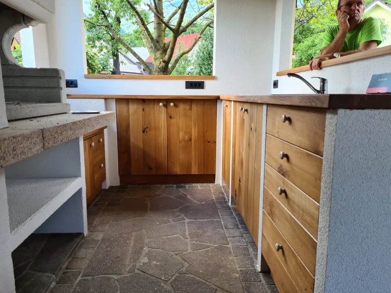 Detajl kamnitega pulta z lesenim robom