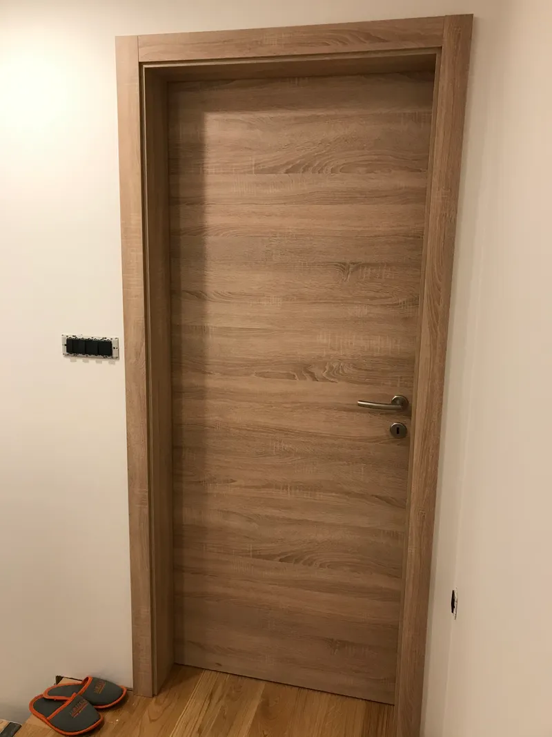 Detajl hrastovega furnirja na notranjih vratih