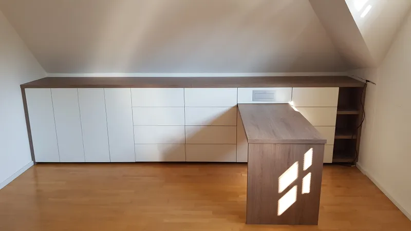 Odprt predal v mansardnem pohištvu