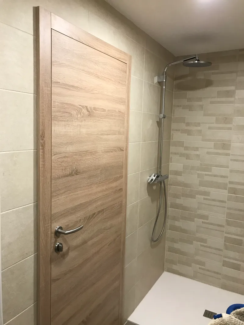 Vgradna notranja vrata v svetlem interierju